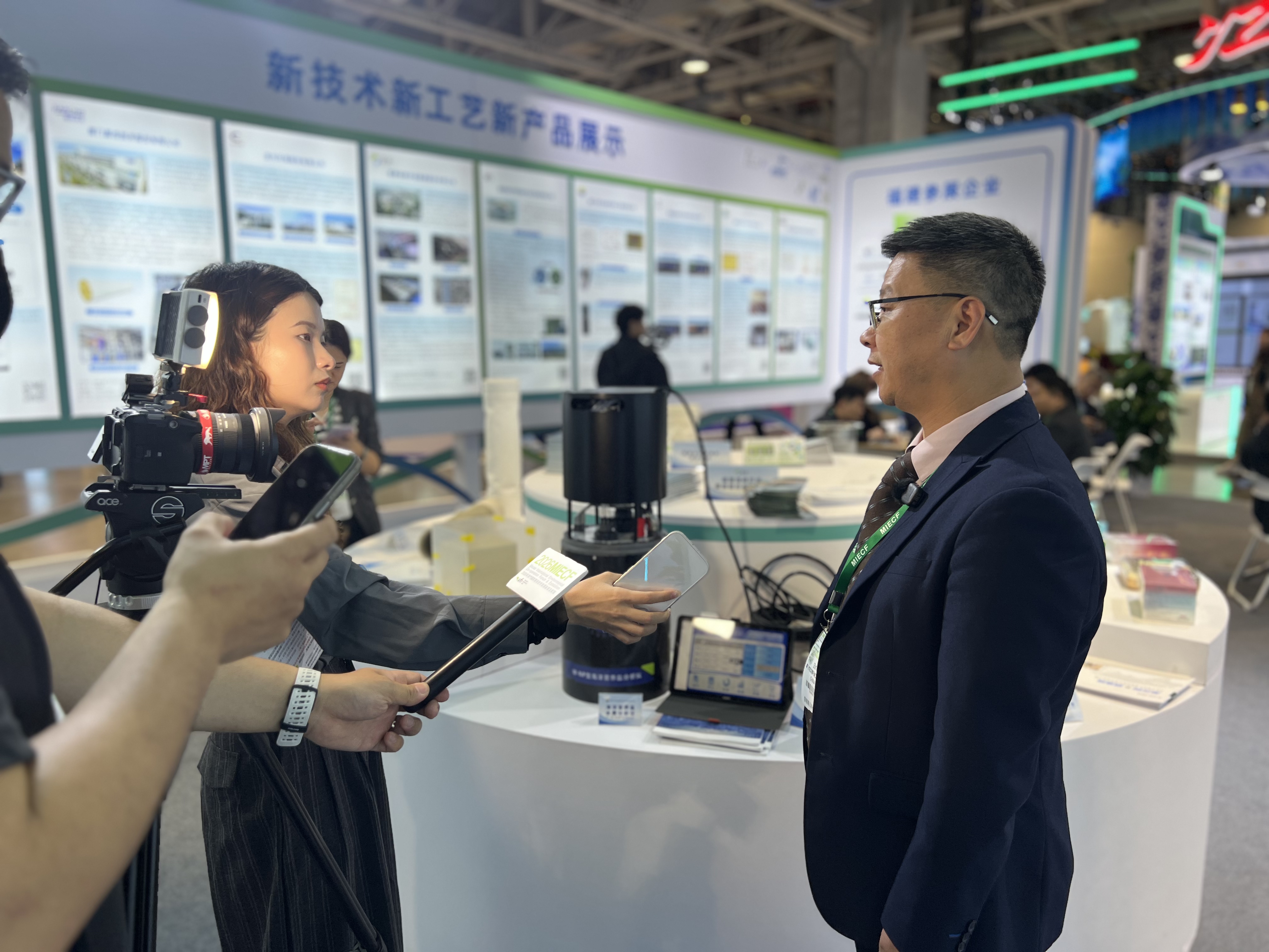 吉龍德汪總於 MIECF 展位接受現場媒體採訪